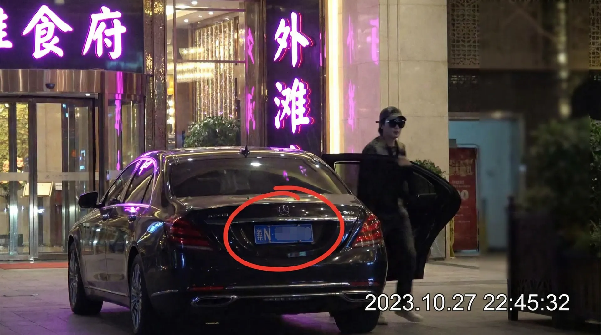 吉祥坊官网 - 豪车餐厅外偷拍